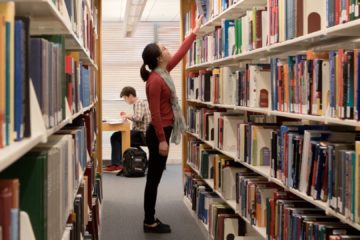 zero waste na univerzitě: studentka v knihovně